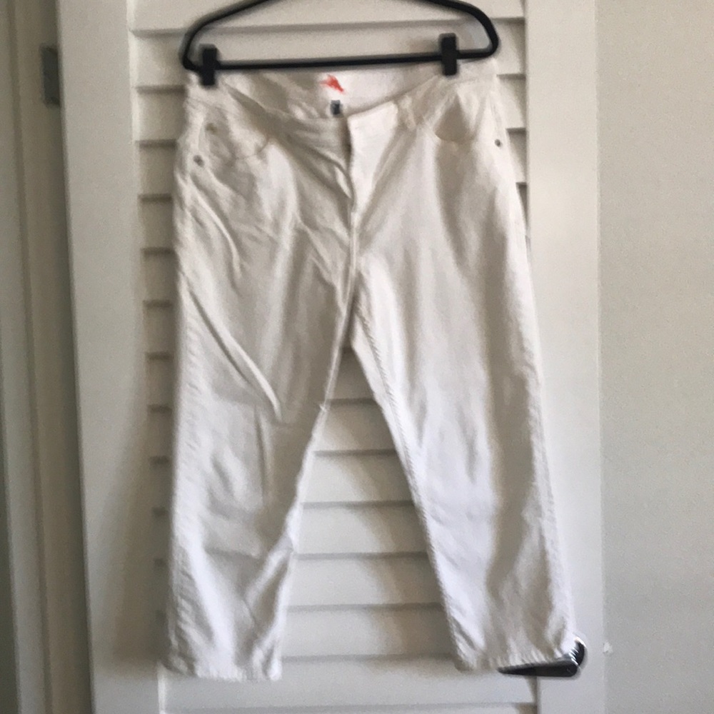 Tommy Bahamas woman’s white jeans cropped